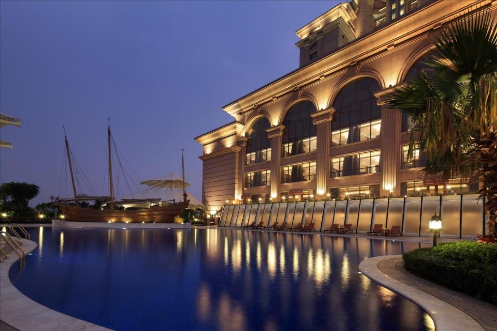 Sovereign Hotel Zhanjiang Exteriör bild
