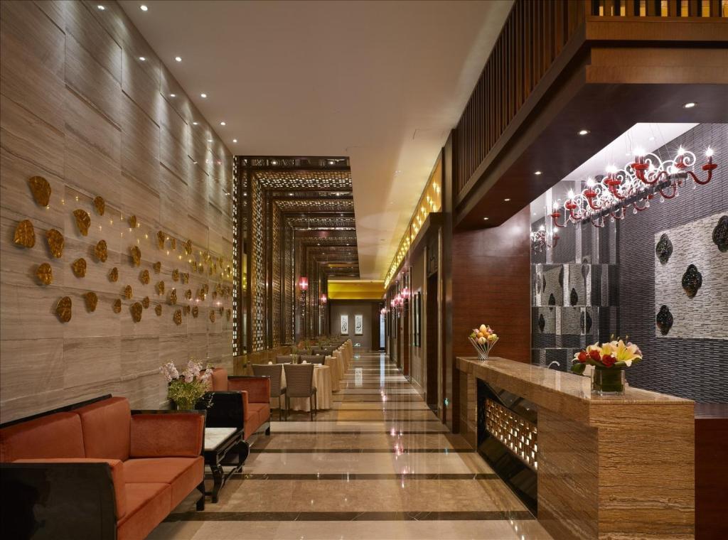 Sovereign Hotel Zhanjiang Exteriör bild