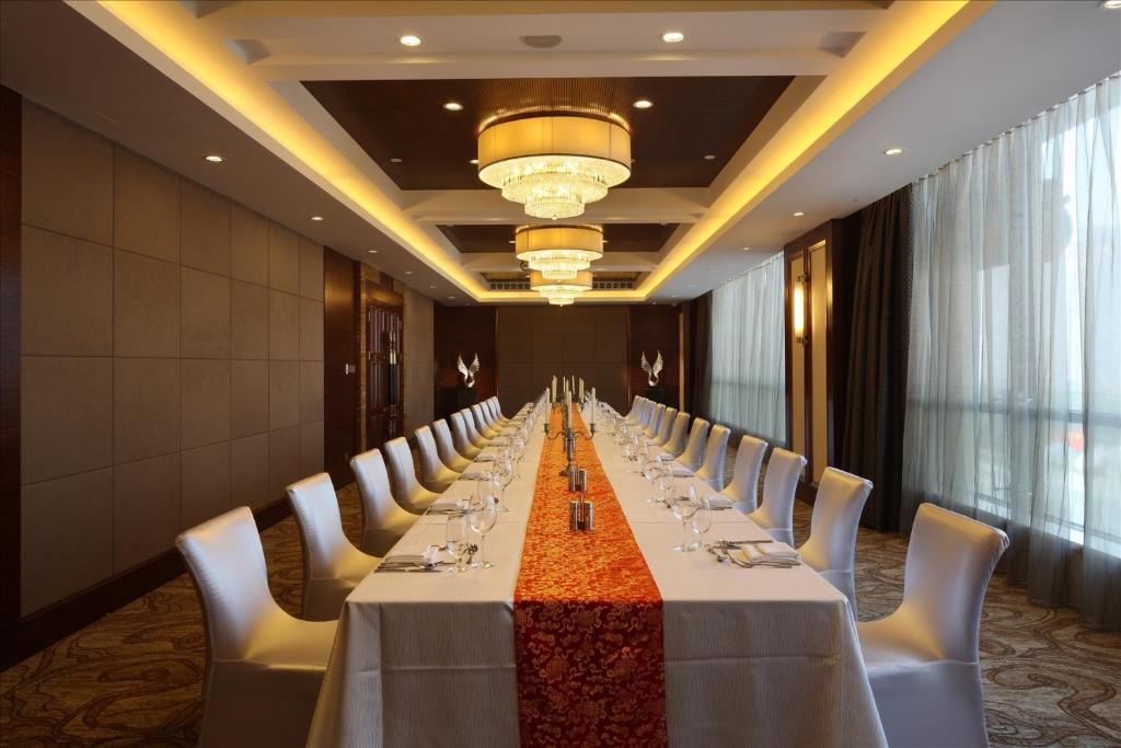 Sovereign Hotel Zhanjiang Exteriör bild