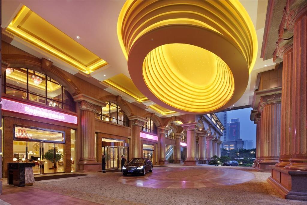 Sovereign Hotel Zhanjiang Exteriör bild