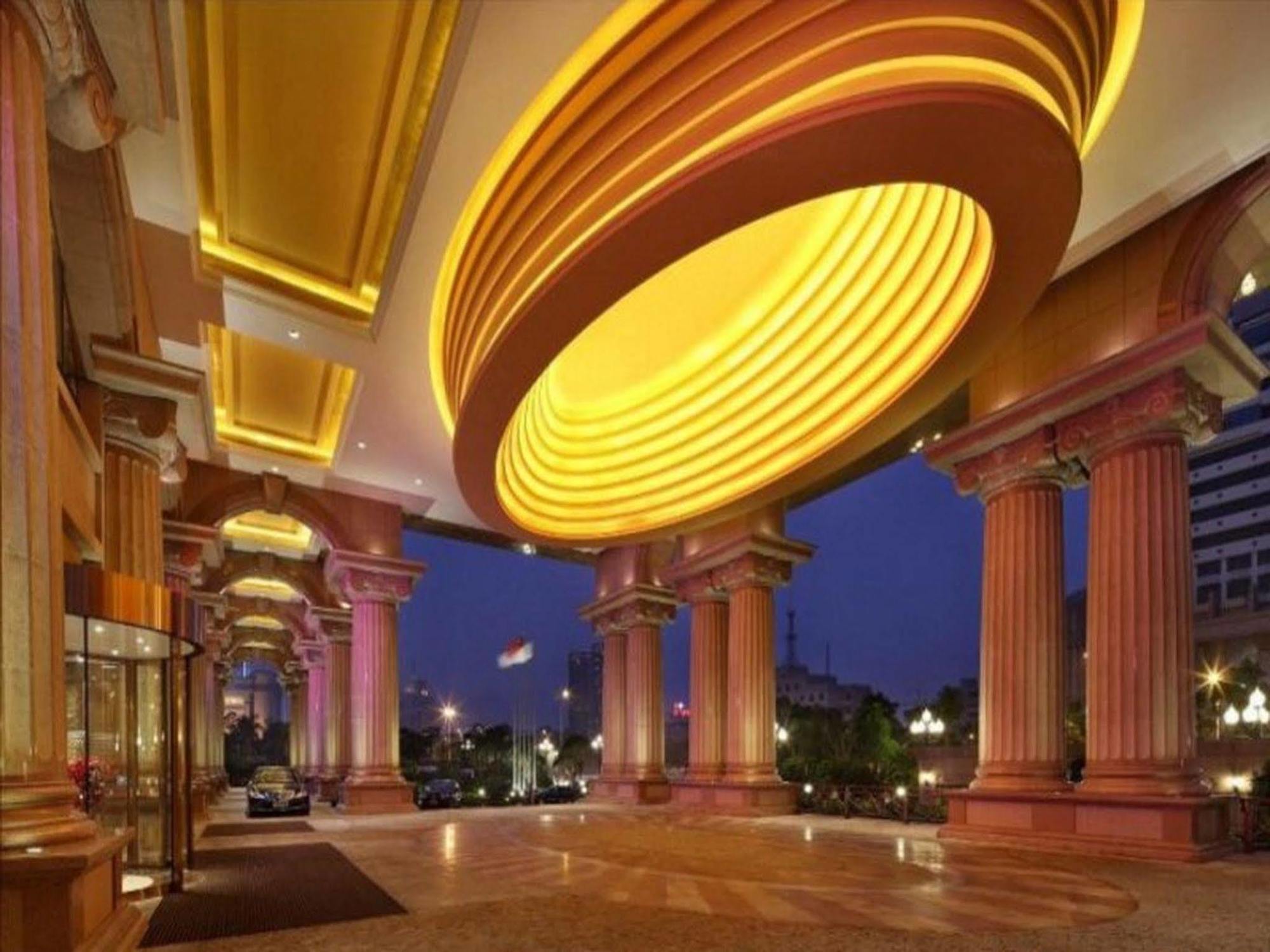 Sovereign Hotel Zhanjiang Exteriör bild